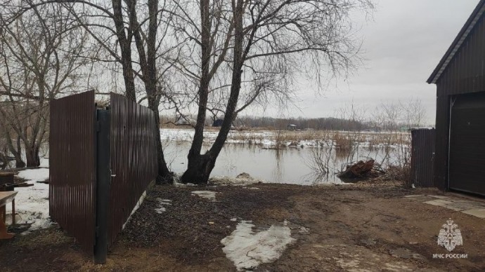В Башкирии растет уровень реки, вода подходит к домам
