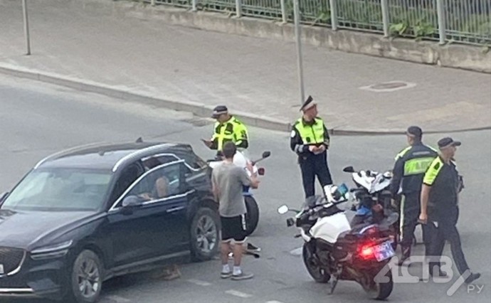 В Южно-Сахалинске на перекрёстке столкнулись мотоцикл и Hyundai