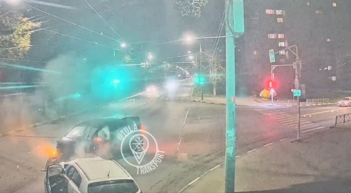 В Туле столкнулись легковой автомобиль и минивен