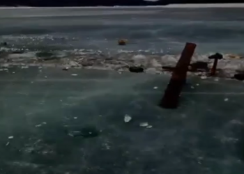 Амурчане пересылают друг другу видео о грузовике, который мог провалиться под лед в районе Зейской плотины