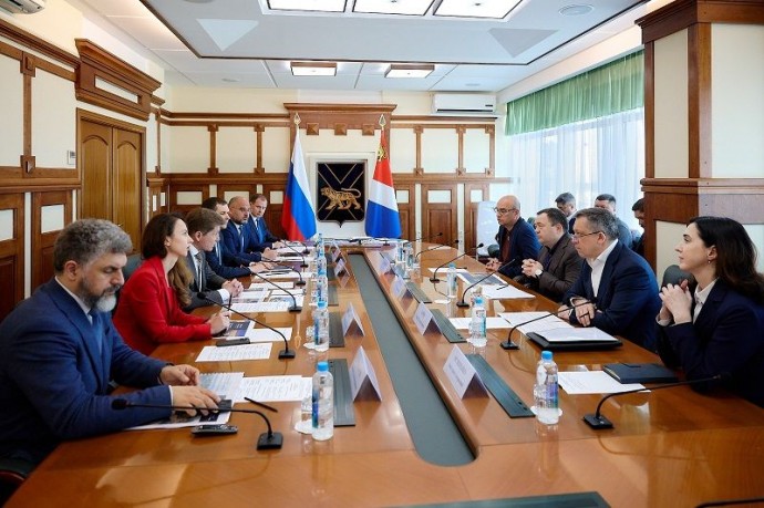 Председатель ПСБ Петр Фрадков и губернатор Приморского края Олег Кожемяко обсудили масштабный строительный проект во Владивостоке