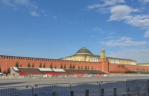 Монтаж трибун к параду Победы начался на Красной площади в Москве