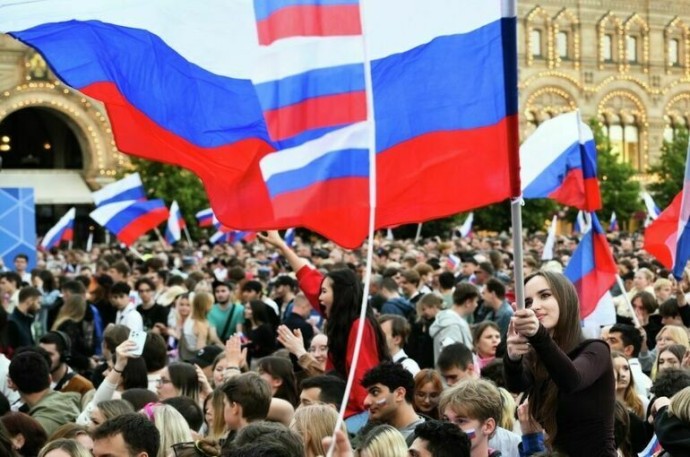 Чти смолоду: подрастающее поколение будет чаще видеть российский флаг