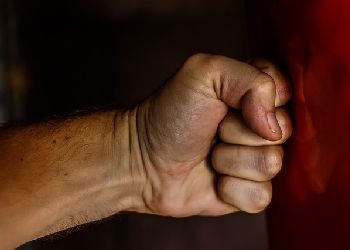 Амурчанин назло сожительнице избил полицейского