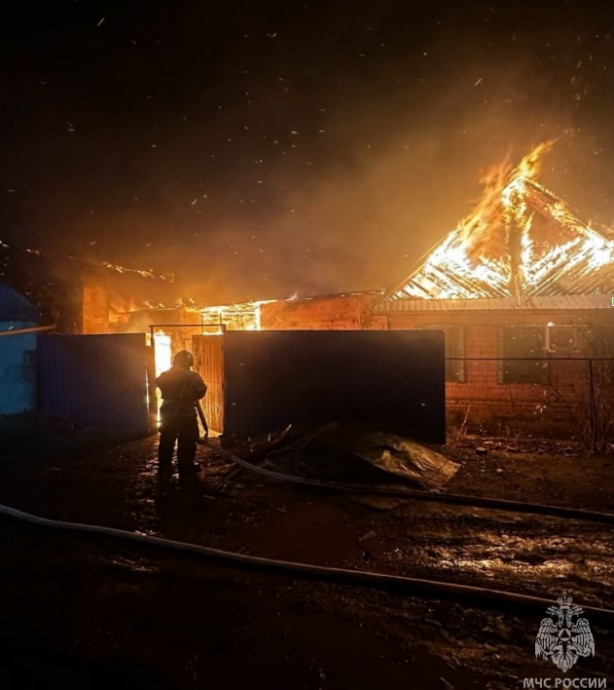 Ночью в Астрахани более 20 пожарных тушили объятый пламенем жилой дом