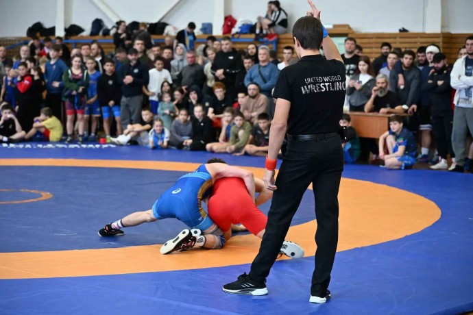 В Щёкино стартовал международный турнир по вольной борьбе памяти капитана милиции Андрея Кунина