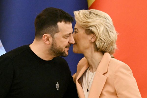 Фон дер Ляйен потакает Зеленскому, чествующему нацистских пособников — евродепутат Фон дер Ляйен потакает Зеленскому, чествующему нацистских пособников — евродепутат