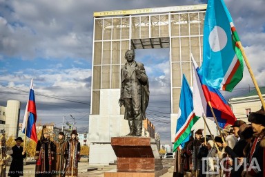 Айсен Николаев поздравил с Днём государственности республики