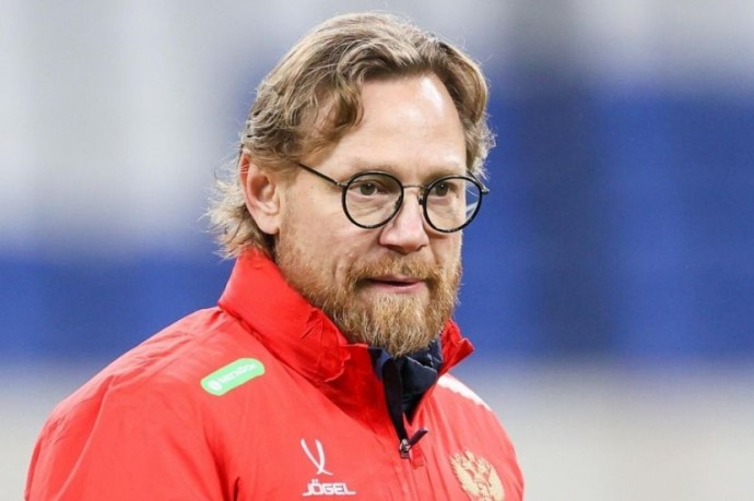 Карпин заявил, что больше не будет совмещать работу в сборной и клубе Карпин заявил, что больше не будет совмещать работу в сборной и клубе