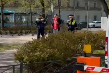 В Петербурге женщина намеренно наехала на людей возле кафе