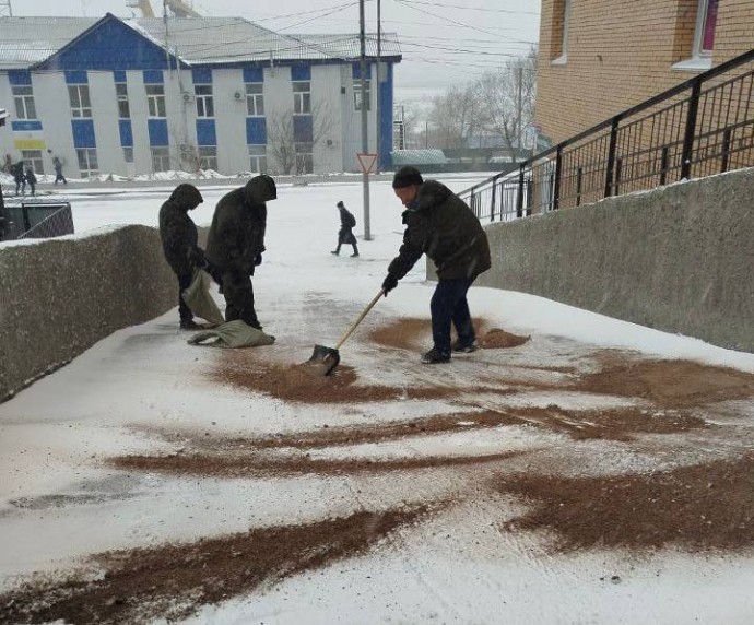 В районе Улан-Удэ управляющие компании стали убирать снег