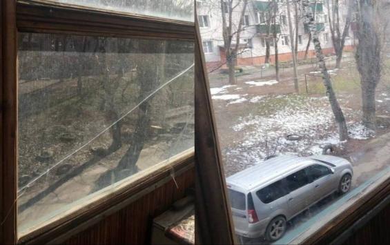 В Курске 88-летний пенсионер 7 месяцев ждал восстановления остекления балкона после обстрела ВСУ