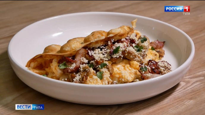 Записывайте рецепт вкусного осеннего завтрака: вафли с грибами, беконом и скрэмблом от шефа