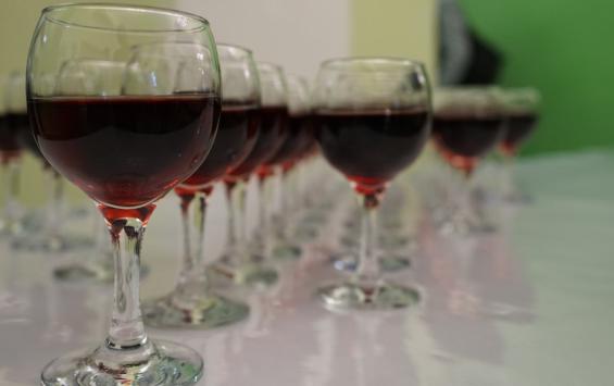 В Курске перед судом предстанет мужчина, хранивший тысячи бутылок контрафактного алкоголя