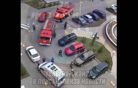 В Засечном к одному из жилых домов стянулось много пожарной техники и скорая помощь