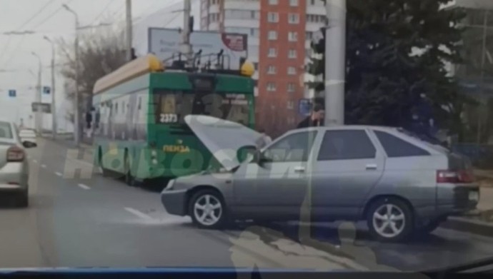 В Пензе троллейбус с пассажирами попал в аварию