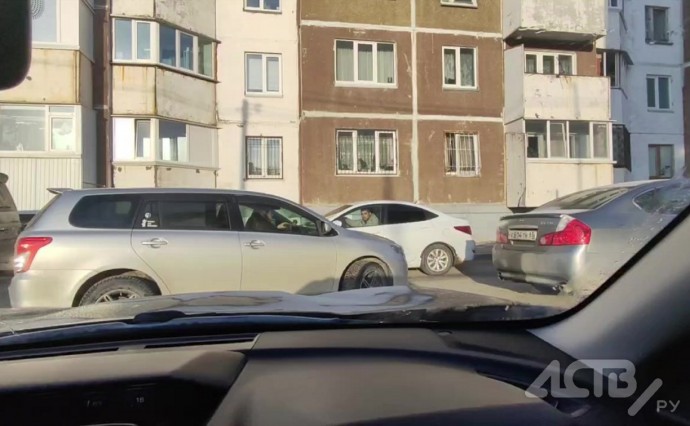 В Южно-Сахалинске "злые люди" на автомобилях не дают жителям дома выехать со двора