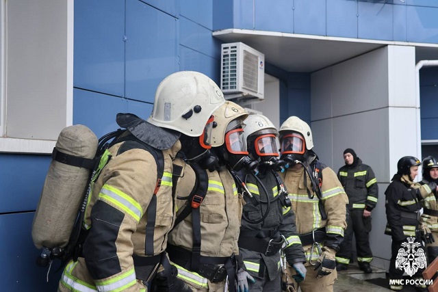 Саранские пожарные соревновались в скоростном подъеме в 22-этажном здании