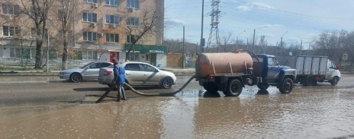 Коммунальные службы Астрахани борются с последствиями дождя