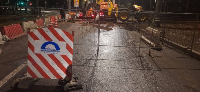 Последствия вытекания: как аварийные работы изменят движение транспорта на Институтском проспекте