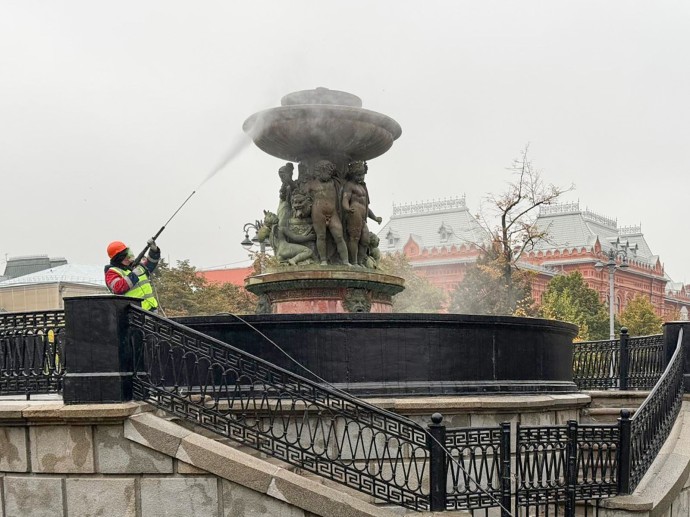 Фонтан Витали на Театральной площади промыли и подготовили к зиме