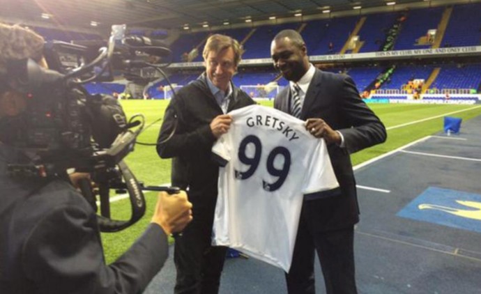 "Тоттенхэм" подарил Уэйну Гретцки футболку с орфографической ошибкой