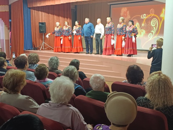 Школьники и депутаты горсовета поздравили пожилых людей Октябрьского района с праздником Школьники и депутаты горсовета поздравили пожилых людей Октябрьского района с праздником