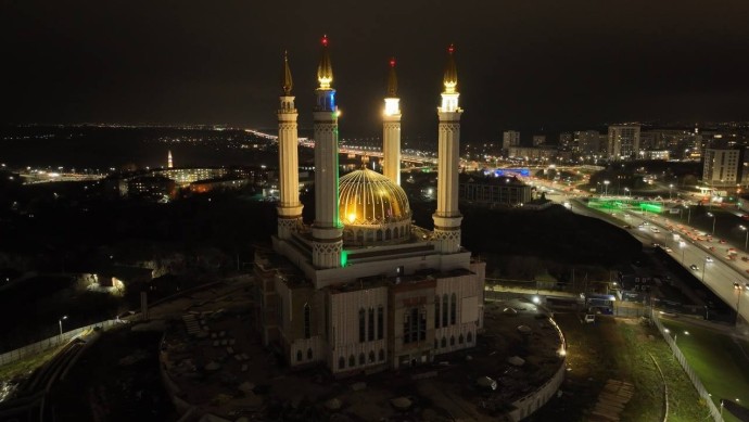 Радий Хабиров показал варианты подсветки мечети «Ар-Рахим»