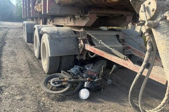 Мотоциклист погиб, попав под колеса лесовоза в Соколе Мотоциклист погиб, попав под колеса лесовоза в Соколе