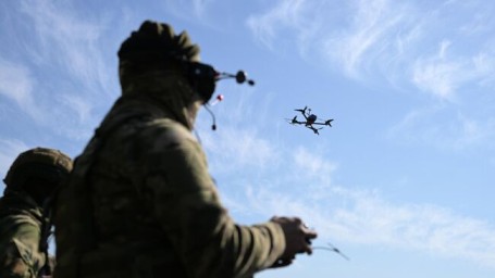 Операторы FPV-дронов уничтожили два замаскированных автомобиля ВСУ