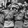 Посол России и премьер Саксонии возложили венки на месте встречи на Эльбе