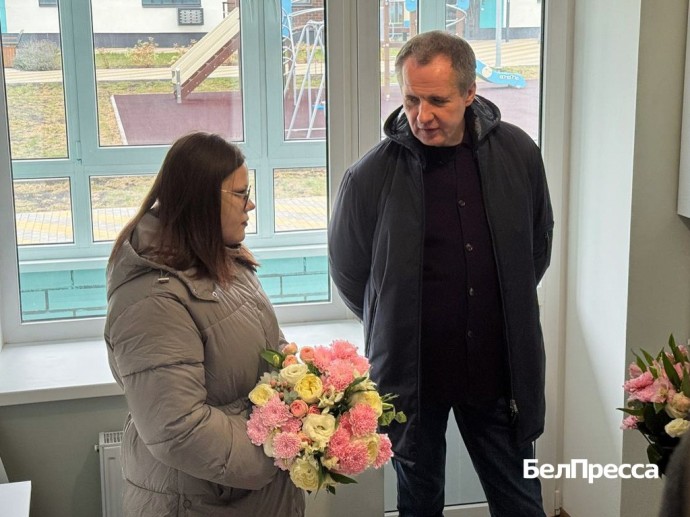 Вячеслав Гладков вручил ключи от новых квартир детям-сиротам в Губкине Вячеслав Гладков вручил ключи от новых квартир детям-сиротам в Губкине