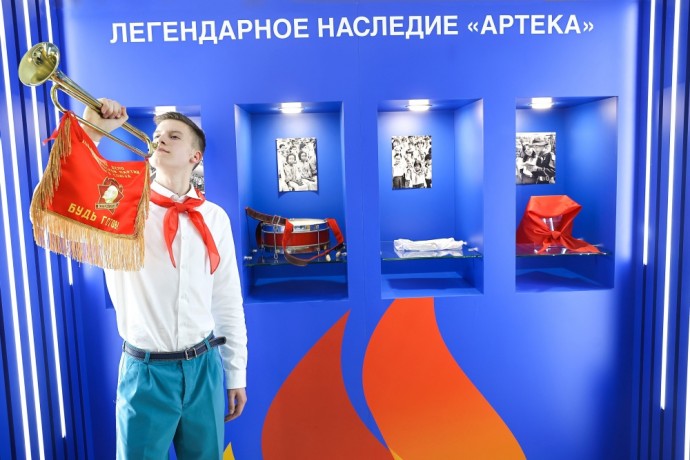 Сергей Кравцов открыл выставку к юбилею «Артека» в Совете Федерации