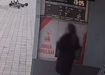 В Благовещенске школьница обклеила остановку «картинками»