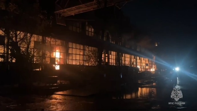 Под Астраханью больше 70 пожарных тушили объятый пламенем склад с трубами Под Астраханью больше 70 пожарных тушили объятый пламенем склад с трубами