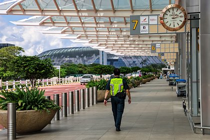 Американца обвинили в домогательствах к спящей шестилетней девочке в аэропорту Азии