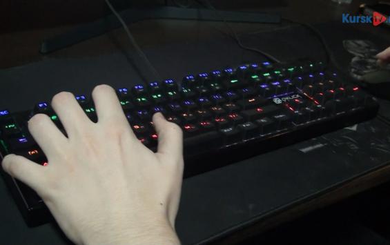 В Рыльске женщину оштрафовали за мошенничество с «интимными услугами» В Рыльске женщину оштрафовали за мошенничество с «интимными услугами»