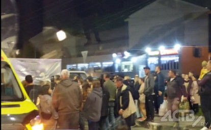 Десятки людей собрались у места ДТП с участием грузовика и мотоцикла в Южно-Сахалинске