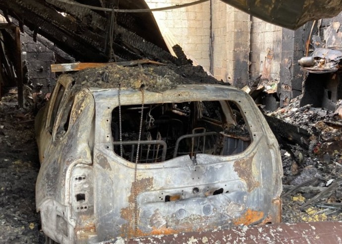 В Магнитогорске ночной пожар уничтожил часть жилого дома и автомобиль