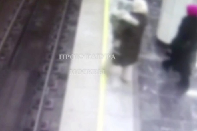 В Москве в метро женщина с ребенком на руках оступилась и упала на пути