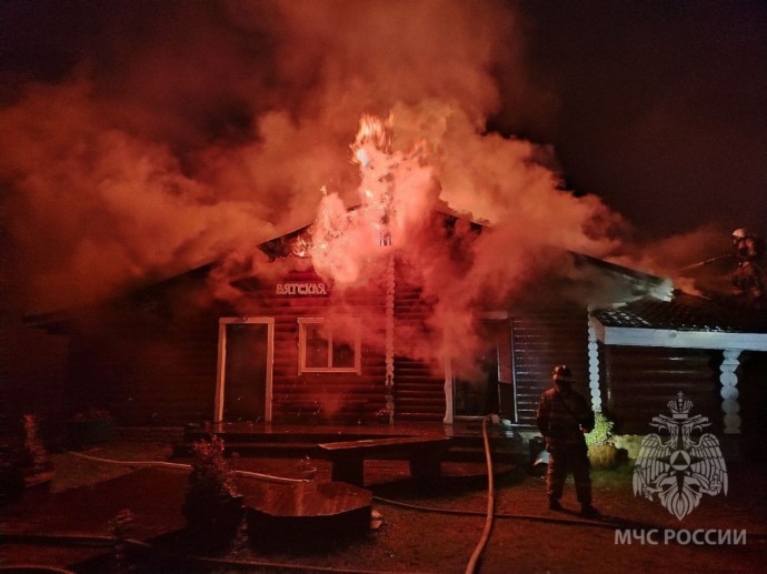 В Кирове горит банный комплекс