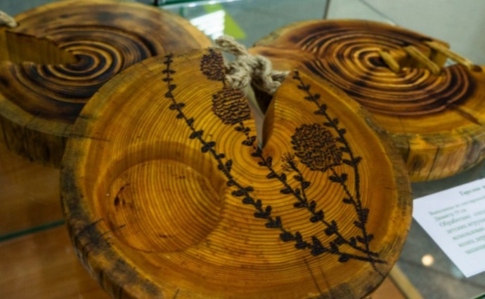 В СахОУНБ открылась выставка, посвященная перерождению старого дерева В СахОУНБ открылась выставка, посвященная перерождению старого дерева