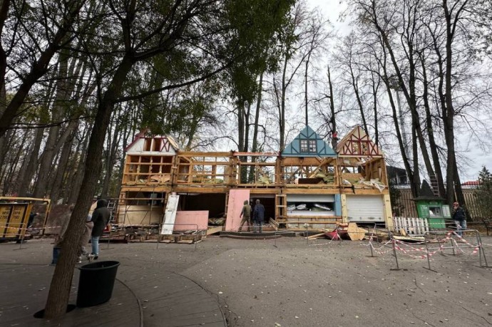 В Парке имени Горького демонтируют часть торговых павильонов В Парке имени Горького демонтируют часть торговых павильонов