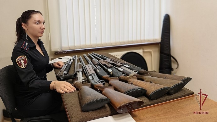 Тульские росгвардейцы передали 40 единиц гражданского оружия на СВО