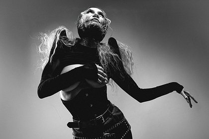 Обманувшая американцев русская мошенница обнажила грудь на камеру Обманувшая американцев русская мошенница обнажила грудь на камеру