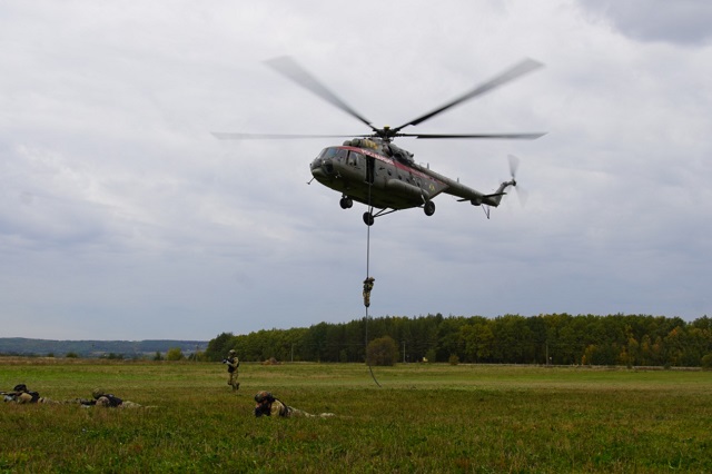 Спецподразделения Управления Росгвардии по Мордовии отработали беспарашютное десантирование с вертолета Ми-8