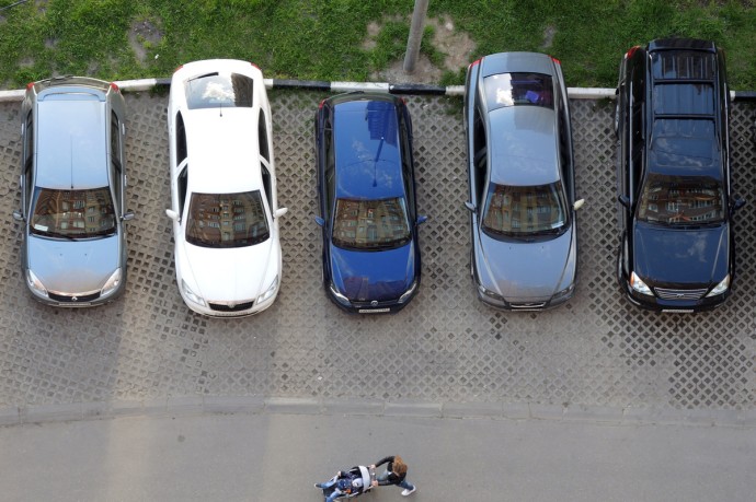 В подмосковном городе на фоне взрывов повреждены несколько машин В подмосковном городе на фоне взрывов повреждены несколько машин