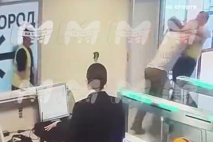Появилось видео драки российского бойца MMA с представителем авиакомпании в аэропорту