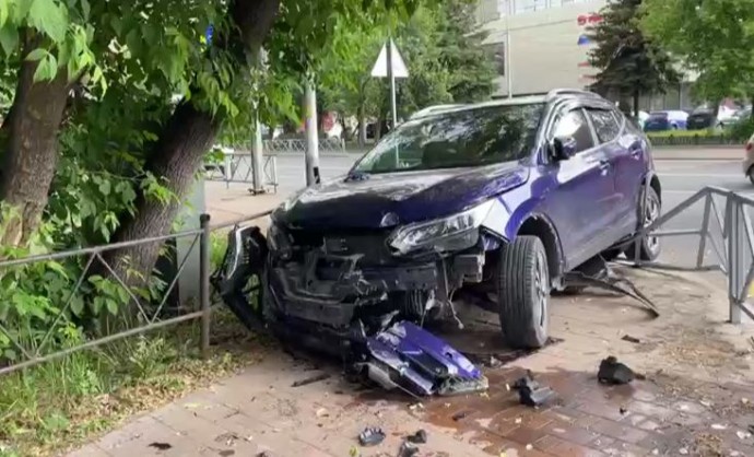В Ярославле иномарка выехала на тротуар, уходя от столкновения с фурой