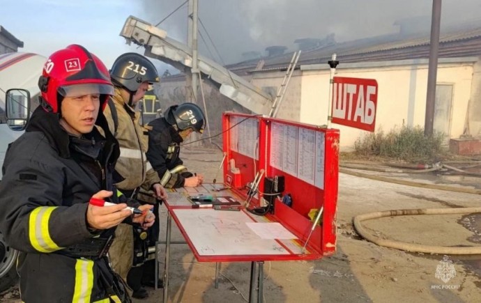 В Магнитогорске пожарные тушили птичник В Магнитогорске пожарные тушили птичник